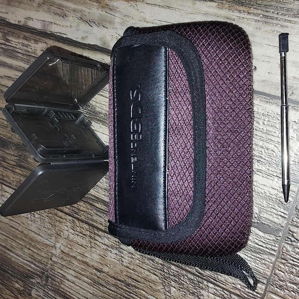 Nintendo 3ds case, 4 game case and stylus pen.